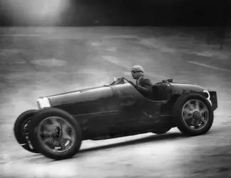 Bugatti en course - crédits : J. A. Hampton/ Hulton Archive/ Getty Images