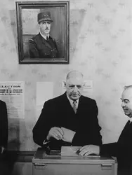 Charles de Gaulle lors de l'élection présidentielle, 1965 - crédits : Keystone/ Hulton Archive/ Getty Images