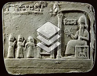 Le roi babylonien Nabu-Apal-Iddin est présenté au dieu Shamash - crédits : Erich Lessing/ AKG-images
