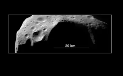 Astéroïde Mathilde : cratères d'impact - crédits : Courtesy NASA / Jet Propulsion Laboratory