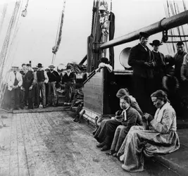 Norvégiens émigrant vers l'Amérique, vers 1870 - crédits : Hulton Archive/ Getty Images