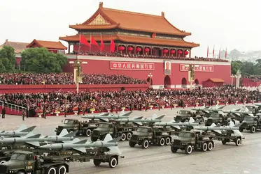 Défilé de l’Armée populaire de libération place Tiananmen - crédits : Sovfoto/ Universal Images Group/ Getty Images