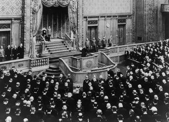 Hirohito au Parlement - crédits : Keystone/ Hulton Archive/ Getty Images