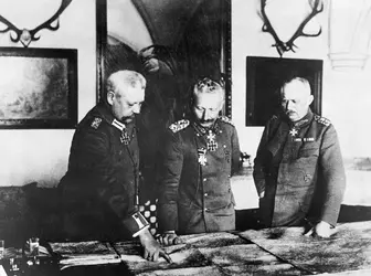 Guillaume II, Paul von Hindenburg et Erich Ludendorff - crédits : Corbis Historical/ Getty Images