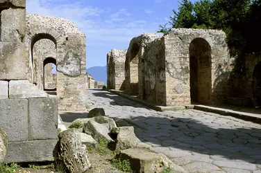 Porte de l'enceinte de Pompéi - crédits : H. Champollion/ AKG-images