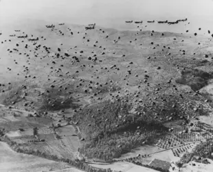 Parachutage en Normandie, 6 juin 1944 - crédits : Hulton-Deutsch Collection/ Corbis/ Getty Images