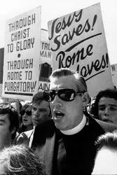 Le révérend Ian Paisley manifestant en 1970 - crédits : Keystone/ Hulton Archive/ Getty Images