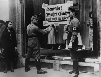 Boycott anti-juifs, Allemagne, 1933 - crédits : Hulton-Deutsch/ Hulton-Deutsch Collection/ Corbis Historical/ Getty Images