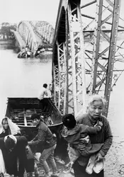 Pont détruit à Huê lors de la guerre du Vietnam, 1968 - crédits : Corbis/ Getty Images