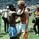 Pelé et Bobby Moore - crédits : MSI/ Mirrorpix/ Getty Images