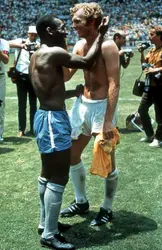 Pelé et Bobby Moore - crédits : MSI/ Mirrorpix/ Getty Images