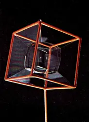 Bulle piégée dans une cage cubique - crédits : D.R.