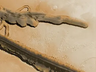 Failles sur Mars - crédits : Image : NASA/ JPL /MSSS ; retraitement : Olivier de Goursac