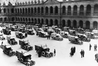 Flotte d’ambulances aux Invalides en 1915 - crédits : Hulton-Deutsch Collection/ Corbis/ Getty Images