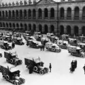 Flotte d’ambulances aux Invalides en 1915 - crédits : Hulton-Deutsch Collection/ Corbis/ Getty Images