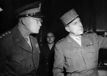 Eisenhower et de Lattre De Tassigny - crédits : Keystone/ Hulton Archive/ Getty Images