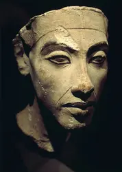 Aménophis IV-Akhenaton, tête sculptée - crédits : AKG-images