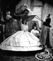 Crinoline : l'habillage - crédits : London Stereoscopic Company/ Hulton Archive/ Getty Images