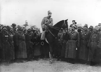 Nicolas II inspecte les troupes - crédits : Topical Press Agency/ Hulton Royals Collection/ Getty Images