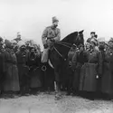 Nicolas II inspecte les troupes - crédits : Topical Press Agency/ Hulton Royals Collection/ Getty Images