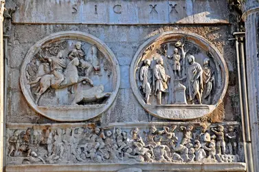 Détail de la frise de l’arc de Constantin (315 av. J.-C.).
 - crédits : Dennis Jarvis/ FLickr ; CC BY-SA 2.0 (recadrée)