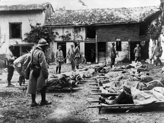 Évacuation de blessés lors de l'offensive de Champagne de septembre
    1915 - crédits : Hulton Archive/ Getty Images