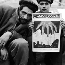Propagande nationaliste iranienne, 1950 - crédits : Three Lions/ Getty Images