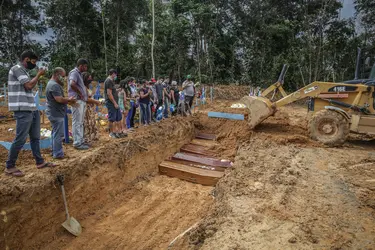 Inhumation en masse de malades décédés de la Covid-19 à Manaus (Brésil) - crédits : Andre Coelho/ Getty Images News/ AFP