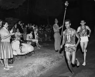 Abebe Bikila et Rhadi ben Abdesselam - crédits : Central Press/ Getty Images