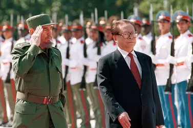 Fidel Castro et Jiang Zemin - crédits : Jorge Rey/ Newsmakers