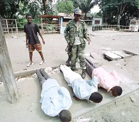 Miliciens Cobras à Brazzaville, octobre 1997 - crédits : Jean-Philippe Ksiazek/ AFP