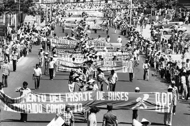 Manifestation du Bloc populaire révolutionnaire - crédits : Alex Bowie/ Hulton Archive/ Getty Images