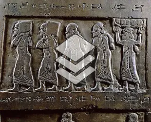 Les peuples vaincus apportent leur tribut au roi assyrien Salmanasar III - crédits : Erich Lessing/ AKG-images