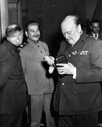Churchill et Staline à la conférence de Yalta, 1945 - crédits : Keystone/ Getty Images