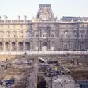 Fouille de la cour Napoléon du Louvre - crédits : Fonds documentaire « Fouilles archéologiques Louvre – Cour Napoléon », service régional de l’archéologie d’Île-de-France, janvier 1985.