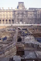 Fouille de la cour Napoléon du Louvre - crédits : Fonds documentaire « Fouilles archéologiques Louvre – Cour Napoléon », service régional de l’archéologie d’Île-de-France, janvier 1985.