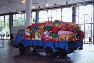 <it>Bottari Truck</it>, Kim Sooja - crédits : Courtoisie Art&Public/ Genève