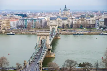 Budapest: le pont des Chaînes - crédits : badahos/ Shutterstock