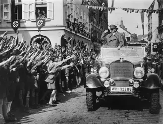 Accueil triomphal d'Hitler dans les Sudètes, 1938 - crédits : Central Press/ Hulton Archive/ Getty Images