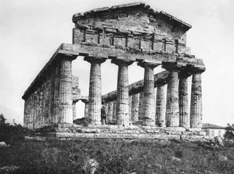 Ruines du temple de Cérès (temple d'Athéna) à Paestum (Italie) - crédits : Hulton Archive/ Getty Images