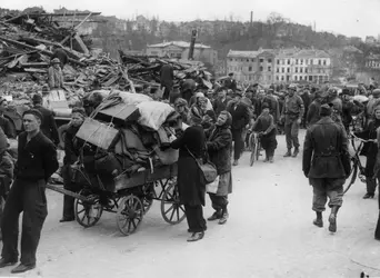 Réfugiés allemands à Sarrebruck, en 1945 - crédits : Horace Abrahams/ Hulton Archive/ Getty Images