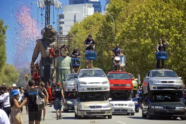 <em>La Petite Géante et le scaphandrier</em>, par Royal de Luxe - crédits : S. Koutchinsky/ Royal de Luxe