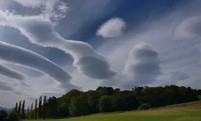 Nuages : altocumulus lenticularis en forme de tubes - crédits : T. Michel