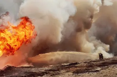 Puits de pétrole en flammes (Koweït) - crédits : Robert Van Der Hilst/ The Image Bank/ Getty Images