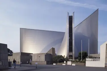 La cathédrale de Tōkyō, K.&nbsp;Tange - crédits : Michel Denance/ Bridgeman Images