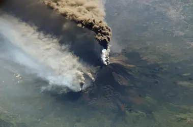 Surveillance des volcans - crédits : NASA