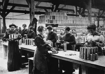 Femmes à l'usine - crédits : Topical Press Agency/ Hulton Archive/ Getty Images