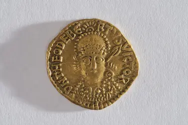 <em>Solidus</em> (sou) de Théodebert I<sup>er</sup> - crédits : Laurianne Kieffer/ Musée de La Cour d’Or - Metz Métropole