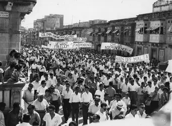 Marche en faveur de l'indépendance de Malte, 1959 - crédits : Hulton Archive/ Getty Images