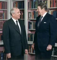 Ronald Reagan et Mikhaïl Gorbatchev, 1985 - crédits : White House/ Archive Photos/ Getty Images